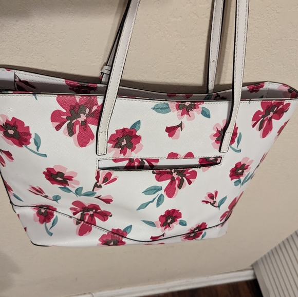 Guess Purse - Floral w/hang tags - Picture 3 of 4